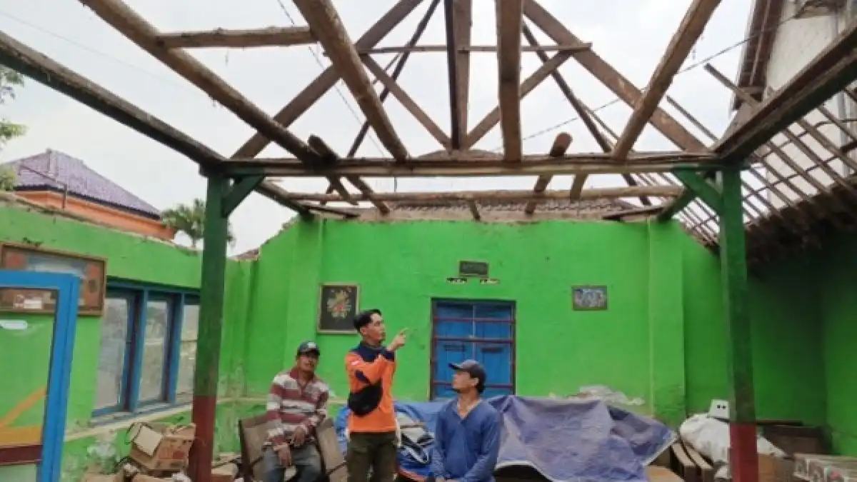 Kota Batu Diguyur Hujan Deras & Angin Kencang